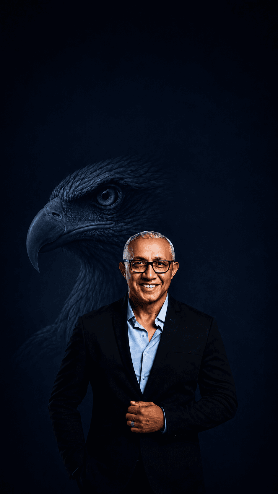 Jota Remédios, retrato profissional com uma águia estilizada ao fundo em tons de azul-marinho